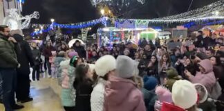 VIDEO/ Sute de caracaleni au dat startul Sărbătorilor de Iarnă. Iluminatul festiv, aprins în prezența deputatului Chesnoiu și primarului Doldurea