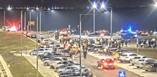 Zeci de șoferi, drifturi în parcarea Drumului Expres