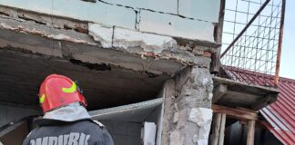 Explozie la Curtișoara. Proprietarii au fost asistați de paramedici