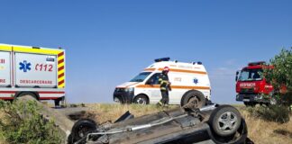 FOTO/Mașină răsturnată la Seaca, victime încarcerate: Șoferul a ajuns la spital, soția a DECEDAT