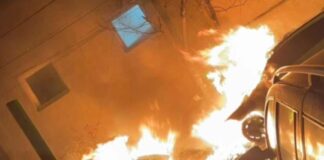 Vehicule în flăcări, în curtea unei firme din Slatina. Pericol de popagare a focului la o stație de carburat