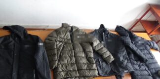 FOTO/ Articole vestimentare purtând însemnele unor mărci cunoscute, susceptibile a fi contrafăcute, descoperite într-un târg din județul Olt